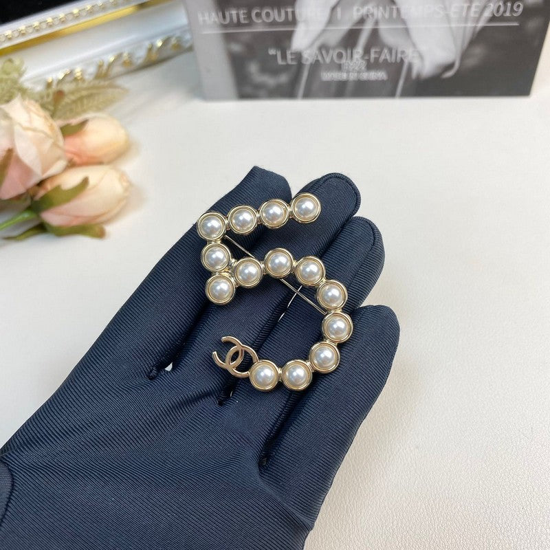 18K CC No.5 Pearl Gold Brooch