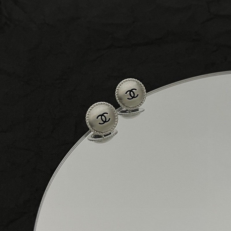 18K CC White Gold Round Earrings