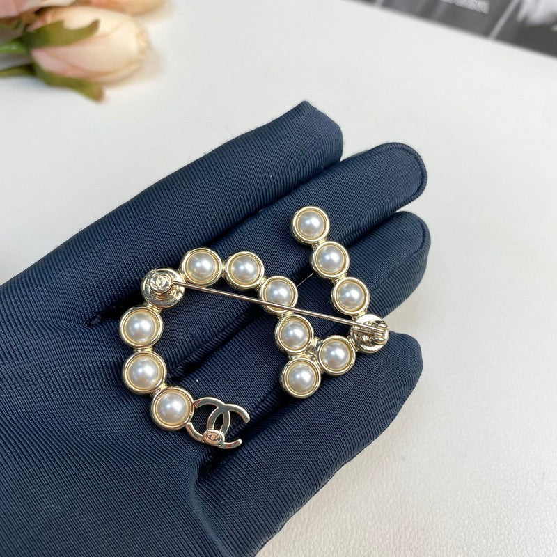 18K CC No.5 Pearl Gold Brooch