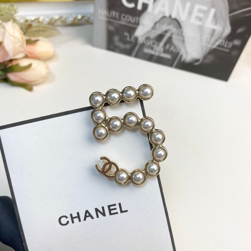 18K CC No.5 Pearl Gold Brooch