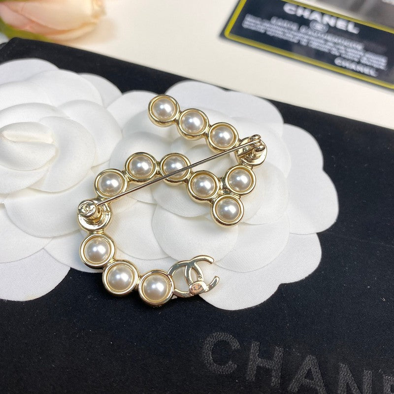 18K CC No.5 Pearl Gold Brooch