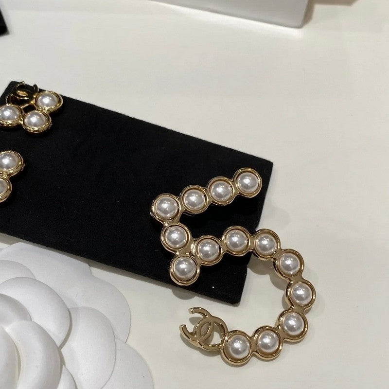 18K CC No.5 Pearl Gold Brooch